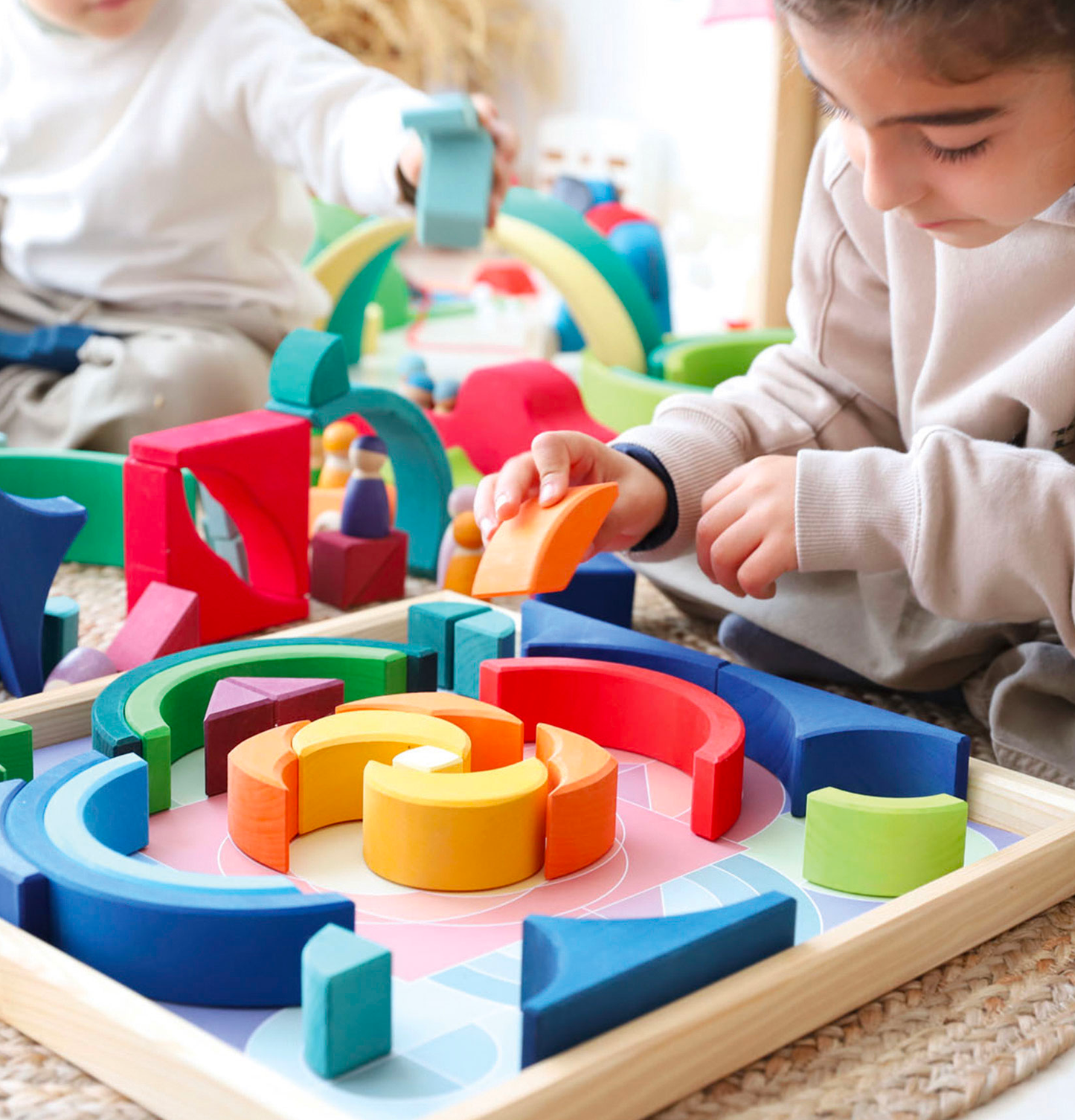 Building Set Arcs in Squares kids playing