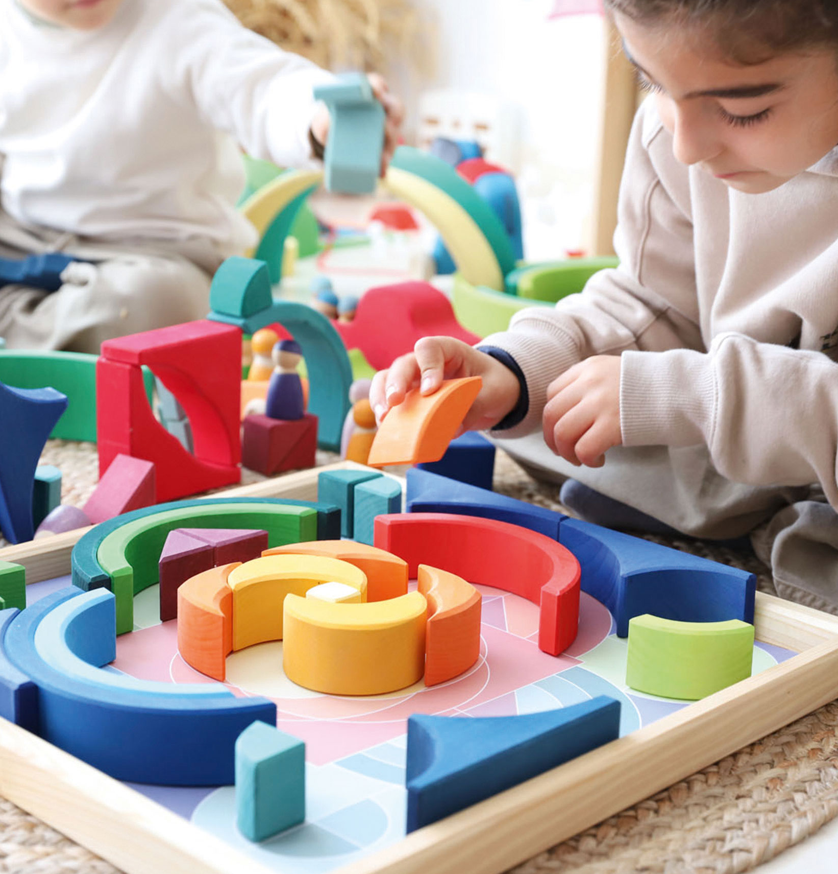 Building Set Arcs in Squares kids playing